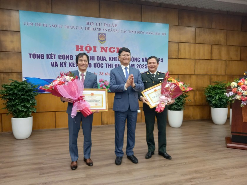 Hội nghị đã công bố quyết định tặng “Bằng khen của Bộ trưởng Bộ Tư Pháp” cho các tập thể có thành tích xuất sắc trong tổ chức phong trào thi đua của các Cụm thi đua trong ngành Tư Pháp.