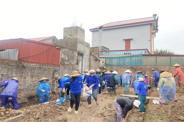 Lực lượng thanh niên, phụ nữ tham gia hỗ trợ khởi công xoá nhà tạm, nhà dột nát trên địa bàn huyện Gia Lộc, tỉnh Hải Dương. (Ảnh minh họa)