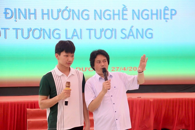 Tiến sĩ Nguyễn Duy Nhiên, Trường Đại học Sư phạm Hà Nội tư vấn và giao lưu cùng học sinh