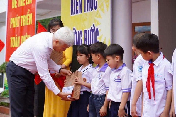 Bí thư Thành ủy thành phố Hải Dương trao quà cho học sinh có hoàn cảnh khó khăn.