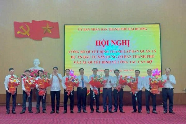 UBND thành phố Hải Dương tổ chức Hội nghị công bố quyết định thành lập Ban Quản lý dự án đầu tư xây dựng cơ bản thành phố Hải Dương và các quyết định về công tác cán bộ.