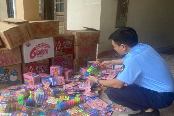 Tại thời điểm kiểm tra, lực lượng chức năng đã phát hiện, thu giữ trên 9.000 sản phẩm là kẹo dẻo, nước xịt miệng hương vị trái cây