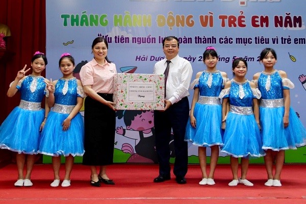 Lãnh đạo UBND tỉnh Hải Dương và một số nhà tài trợ đã trao các phần quà ý nghĩa tới trẻ em đang được nuôi dưỡng, giáo dục tại Trung tâm Bảo trợ xã hội tỉnh.