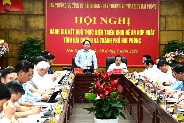 Ông Trần Đức Thắng, Bí thư Tỉnh ủy Hải Dương và ông Lê Tiến Châu, Bí thư Thành ủy Hải Phòng đồng chủ trì hội nghị
