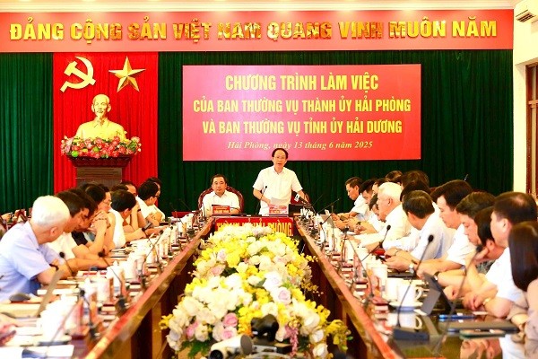 Ông Lê Tiến Châu, Bí thư Thành ủy Hải Phòng và ông Trần Đức Thắng Bí thư Tỉnh ủy Hải Dương đồng chủ trì hội nghị.