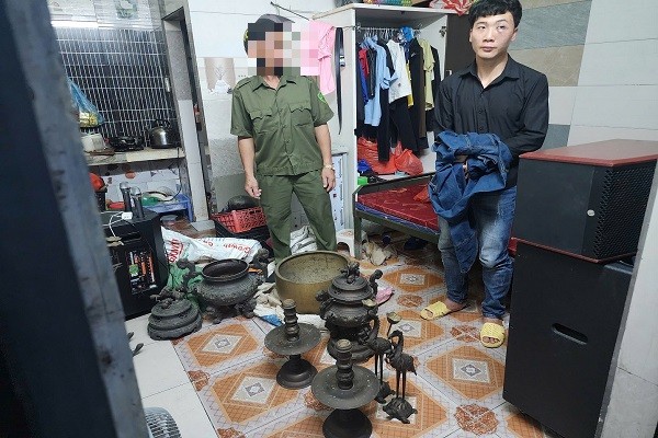 Đối tượng Cao Văn Định cùng tang vật tại phòng trọ.
