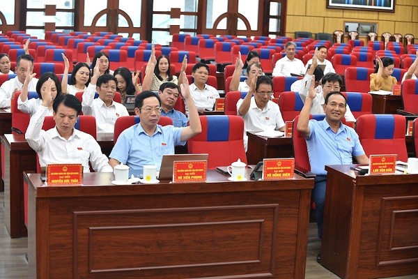 Các đại biểu HĐND tỉnh Hải Dương biểu quyết thông qua các Nghị quyết kỳ họp.