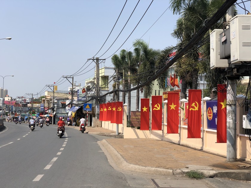 Không khí hào hùng, tự hào đang tràn ngập trên mọi nẻo đường Tổ quốc trong ngày kỷ niệm 45 năm Giải phòng miền Nam, Thống nhất đất nước. 