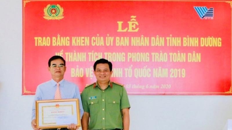 Đại diện Công an tỉnh Bình Dương trao bằng khen của UBND cho Trung tâm Quản lý KTX  ĐHQG TP HCM