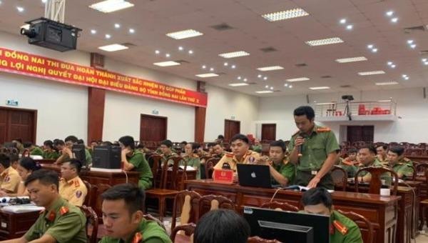 Học viên trao đổi, học hỏi kinh nghiệm tại lớp tập huấn.