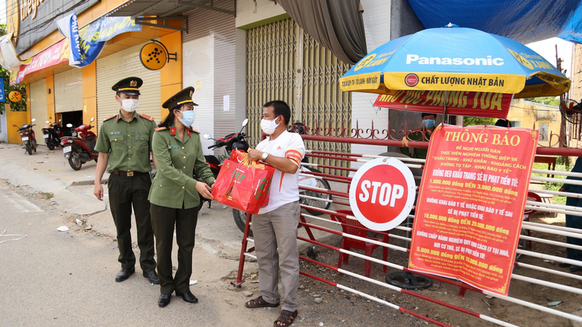 Cán bộ chiến sĩ nữ tham gia trực chốt và động viên, thăm hỏi đồng nghiệp nơi tuyến đầu phòng chống dịch.