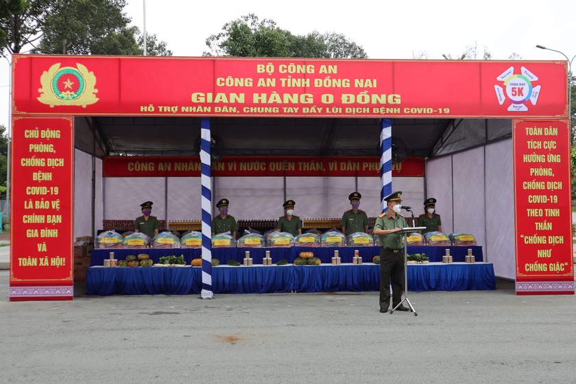 “Gian hàng 0 đồng” của Công an Đồng Nai góp phần giúp đỡ, động viên người dân vượt qua khó khăn. 