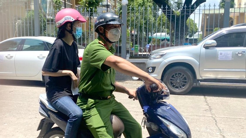 Trung úy Tùng đưa chị N.B.C, bị khiếm khuyết bẩm sinh, đến điểm tiêm vaccine phòng COVID-19 trưa 13/9/2021.