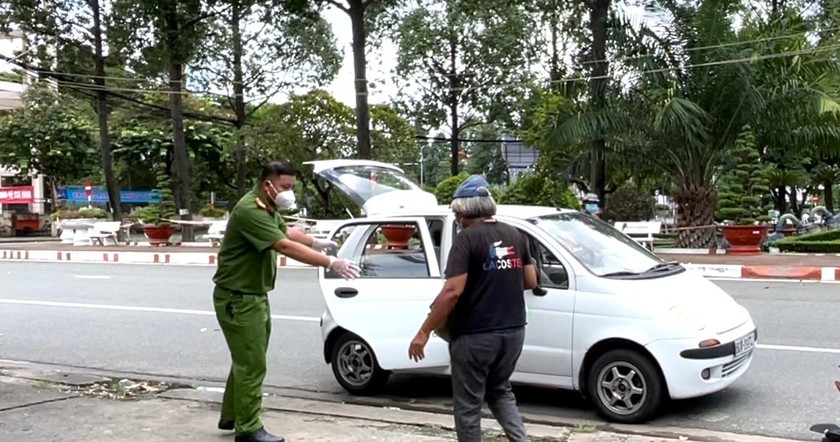 Nhận thông tin, lực lượng chức năng phường Trung Dũng (TP Biên Hòa, tỉnh Đồng Nai) đến tận nơi, test tại chỗ và đưa ông Minh đến điểm cách ly tập trung.