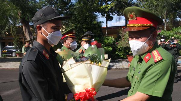  Khen thưởng chiến sĩ Cảnh sát cơ động trực tiếp khống chế, tước súng đối tượng