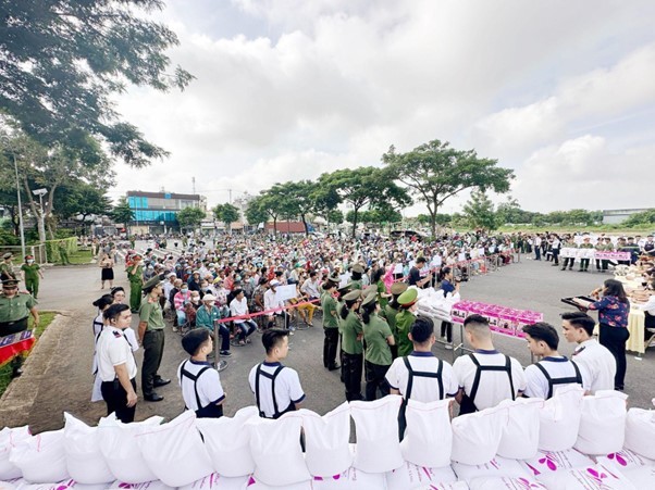 Hàng nghìn bà con đến nhận món quà ý nghĩa do Doanh nhân Hoàng Kim Khánh và Phan Thị Mai trao tặng