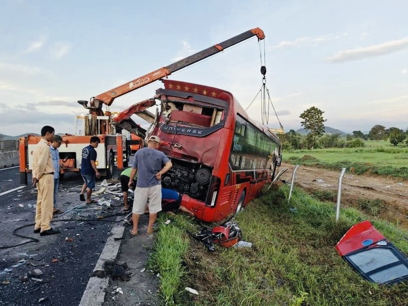 Xe Phương Trang tông đuôi xe khách khác trong đêm, 2 người tử vong 