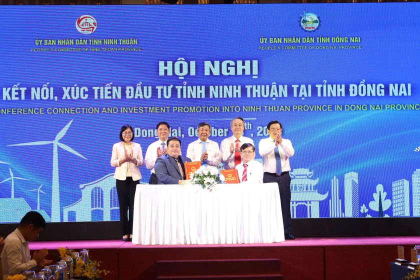 Ông Nguyễn Duy Khương đại diện doanh nghiệp tỉnh Đồng Nai ký kết hợp tác với Ban quản lý các Khu công nghiệp tỉnh Ninh Thuận trước sự chứng kiến của lãnh đạo 2 tỉnh.