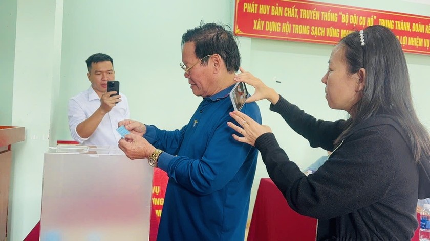 Người dân kiểm tra thùng phiếu chuẩn bị thủ tục bốc thăm nhận lô đất tái định cư