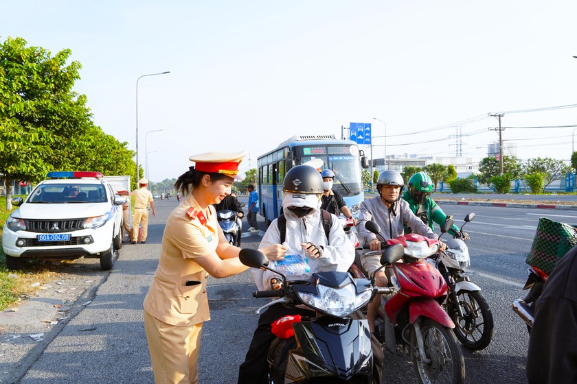 CSGT Đồng Nai lập chốt 'tiếp sức' người dân trở lại làm việc sau Tết