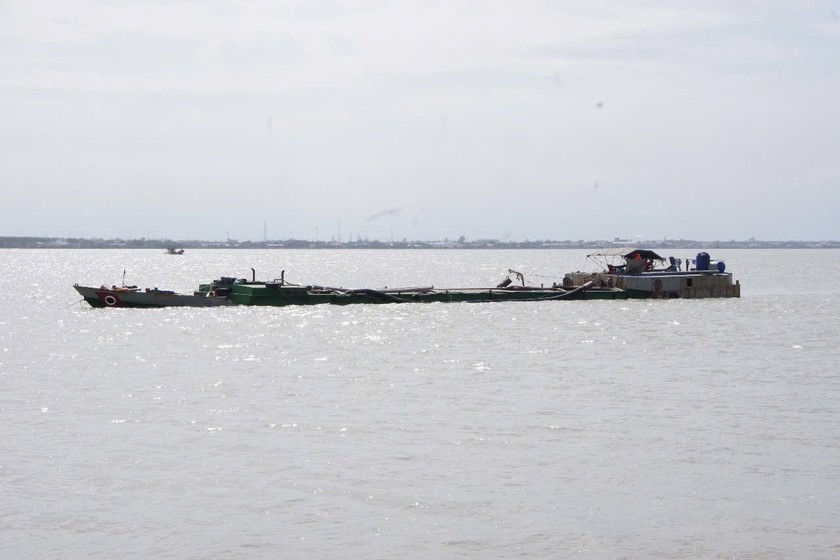 Tàu chở cát trái phép