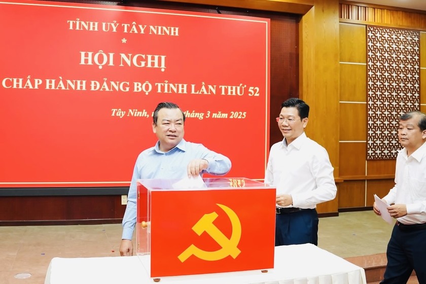 Thường trực Tỉnh ủy và các ủy viên Ban Chấp hành đảng bộ tỉnh Tây Ninh bỏ phiếu bầu Bí thư Tỉnh ủy nhiệm kỳ 2020-2025.