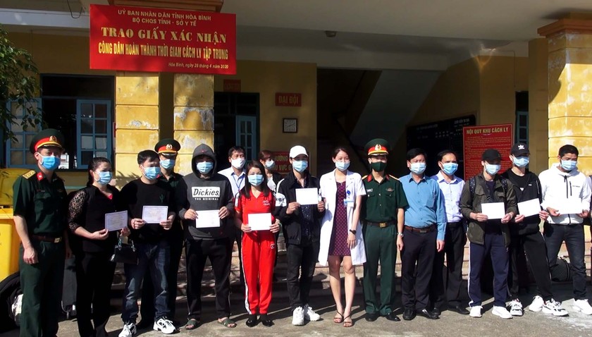 Lãnh đạo Bộ CHQS và Trung tâm Kiểm soát Bệnh tật tỉnh trao giấy chứng nhận hoàn thành thời gian cách ly y tế cho các công dân