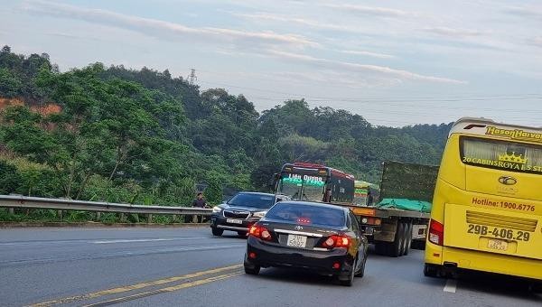 Tiềm ẩn nguy cơ xảy ra tai nạn giao thông trên tuyến cao tốc Nội Bài - Lào Cai dịp nghỉ lễ 30/4-1/5