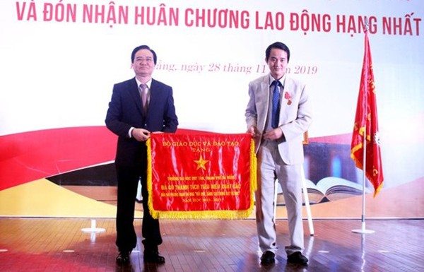 Đại học Duy Tân vinh dự đón nhận huân chương lao động hạng nhất