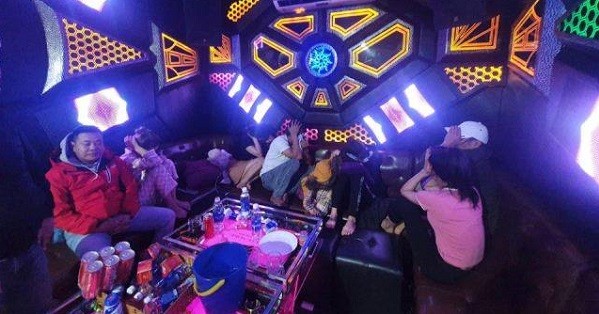 Phát hiện 9 đối tượng dương tính ma túy tại 2 quán karaoke