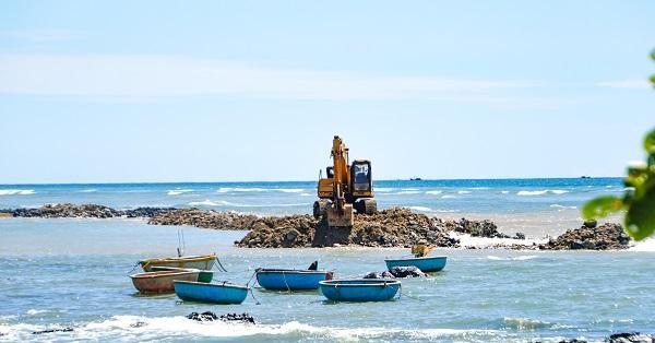 Người dân thôn An Cường thuê máy đào đắp kè chắn sóng.