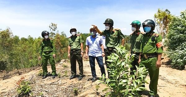 Đại tá Võ Văn Dương, Phó Giám đốc Công an tỉnh Quảng Ngãi cùng lực lượng Công an thị xã Đức Phổ kiểm tra những nơi có đường mòn, lối mở.