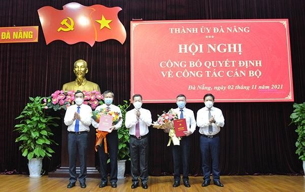 Lãnh đạo thành phố trao Quyết định cho ông Đoàn Ngọc Hùng Anh (thứ hai, từ trái sang) và ông Lê Văn Trung (thứ tư, từ trái sang) (ảnh CTT TP Đà Nẵng)