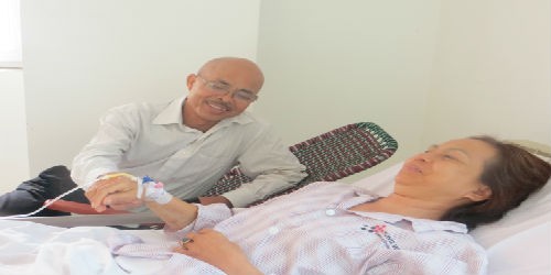 Nghệ sĩ Hán Văn Tình chăm vợ tại Bệnh viện Ung bướu Hưng Việt