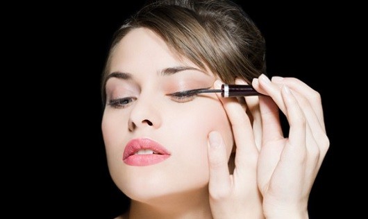 Mẹo kẻ eyeliner thông minh cho cô nàng thêm xinh đẹp