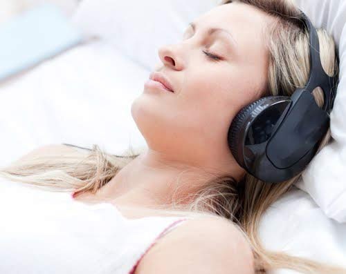 Kết quả hình ảnh cho vừa đi vừa đeo tai nghe