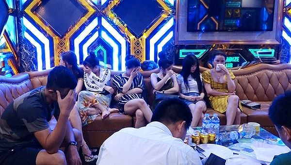 Hàng loạt đối tượng dương tính với ma tuý tại cơ sở karaoke Thiên Đường II (TP Đồng Hới) khi lực lượng chức năng tiến hành kiểm tra