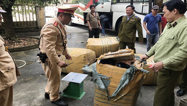 Lực lượng chức năng tiến hành kiểm tra toàn bộ số hàng hóa, tất cả đều không có hóa đơn chứng minh nguồn gốc xuất xứ