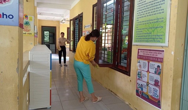 Công tác vệ sinh phòng học tại trường mần non Hưng Hoà (Thừa Thiên Huế).