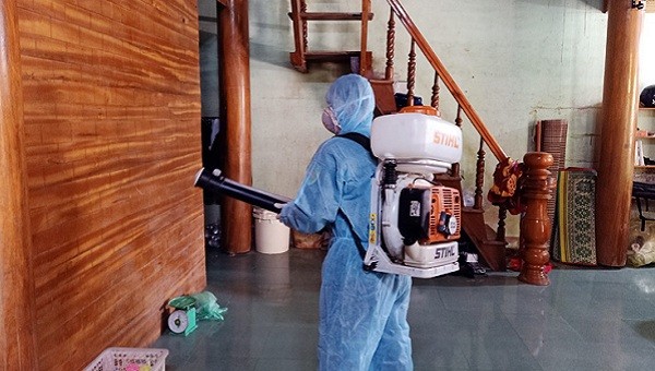 Phun khử trùng tại gia đình có người trở về từ Hàn Quốc