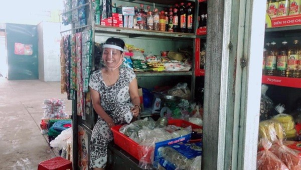Tiểu thương ở chợ sử dụng mặt nạ che giọt bắn.