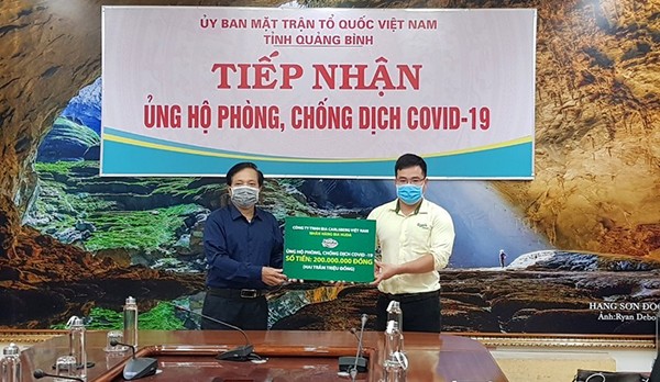 Trao tiền ủng hộ phòng, chống Covid-19 tại Quảng Bình,