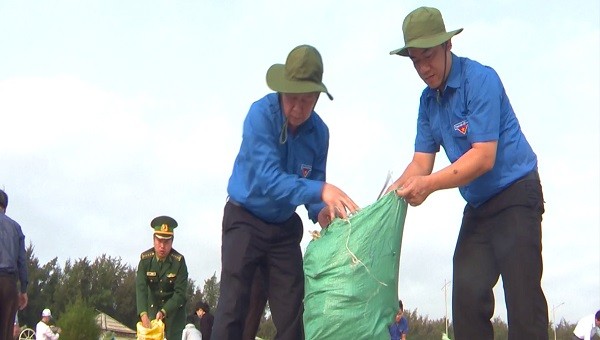 Ông Phan Ngọc Thọ, Chủ tịch UBND tỉnh Thừa Thiên Huế tham gia Ngày Chủ nhật xanh tại biển Thuận An