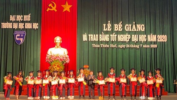 Lãnh đạo Trường Đại học Khoa học trao bằng tốt nghiệp cho các tân cử nhân.


