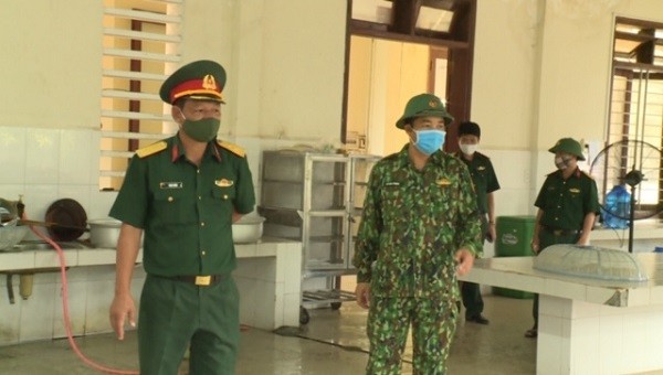 Kiểm tra công tác vệ sinh nhà ăn, nhà bếp Trung tâm cách ly T1