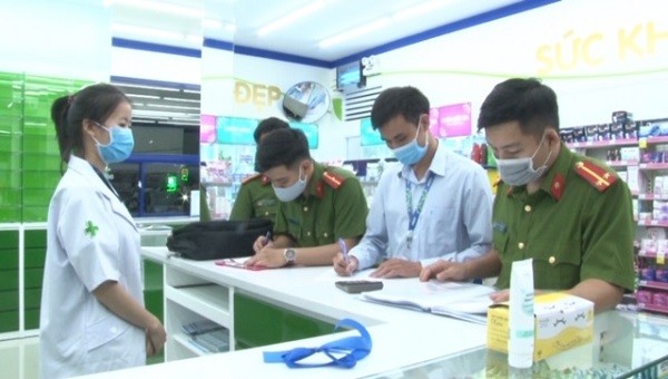 Lực lượng công an kiểm tra các quầy thuốc trên địa bàn.