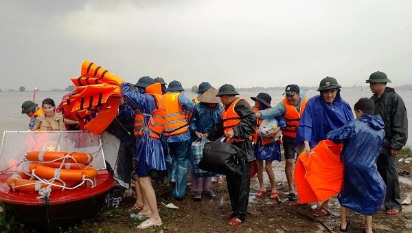 Ban CHQS huyện Phú Lộc khẩn trương di dời người dân thôn Châu Thành, xã Lộc An bị chia cắt do lũ đến nơi an toàn.