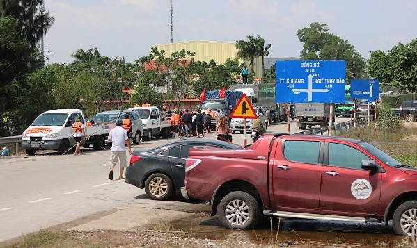 Hàng trăm chuyến xe nối đuôi nhau liên tục đưa nhu yếu phẩm đến cứu trợ bà con bị ngập lụt huyện Lệ Thủy.