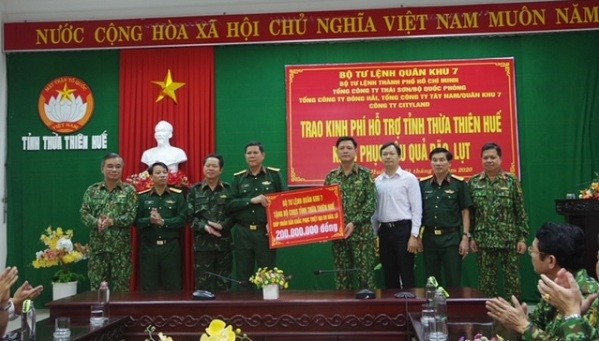 Bộ Chỉ huy quân sự tỉnh tiếp nhận số tiền của đoàn công tác Bộ Tư lệnh Quân khu 7