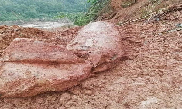 Vật liệu nổ được phát hiện trong quá trình thi công đào hạ tải khối trượt mái taluy dương nền đường.